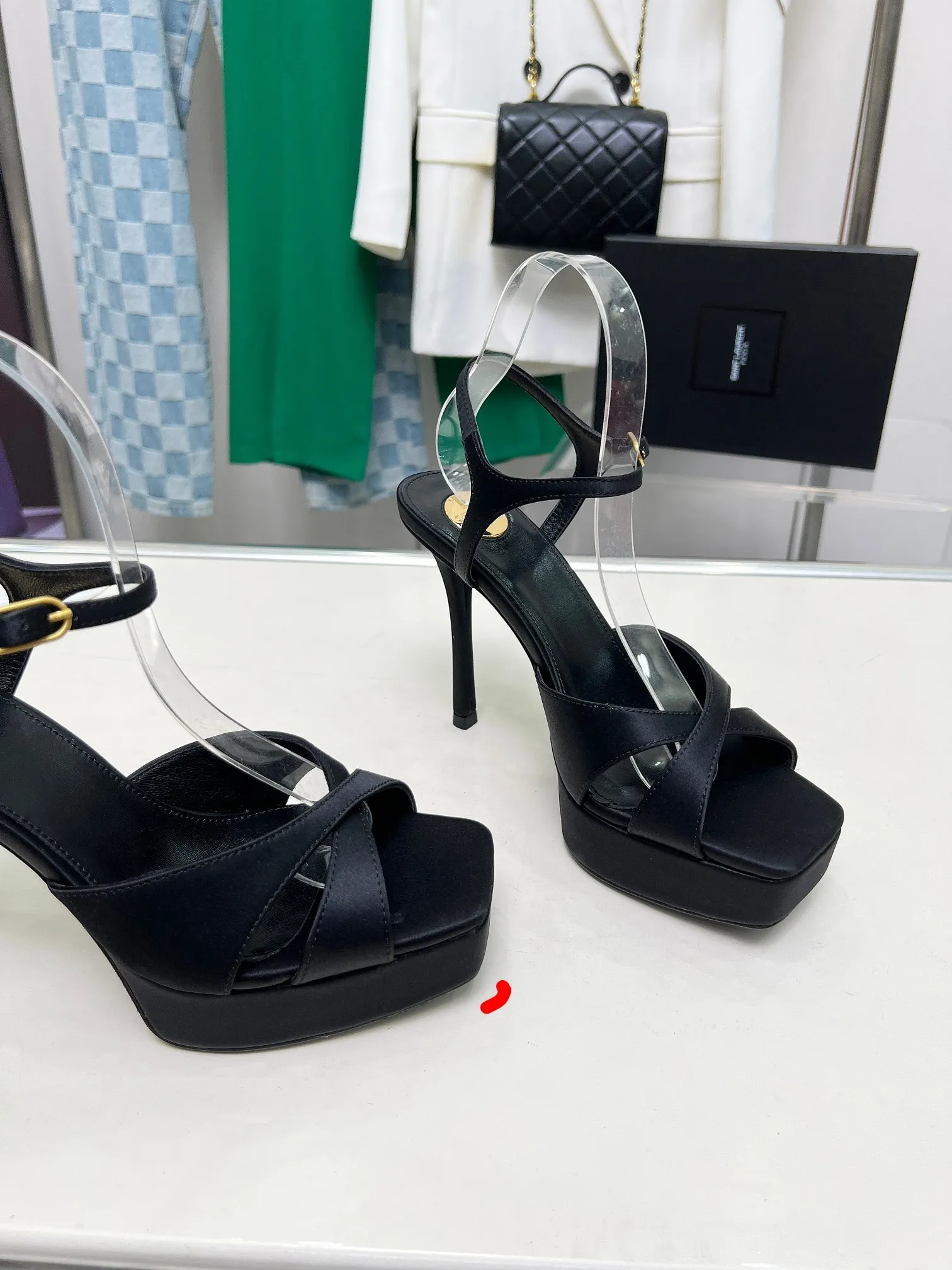 👟👟Ex-factory price 640👟👟 Saint Laurent YSL Saint Laurent sandals Upper: sheepskin surface Size 35-42 (42 is custom-made and non-returnable) Heel height 8.5cm Water platform height 2.5cm Leather outsole 2642-12